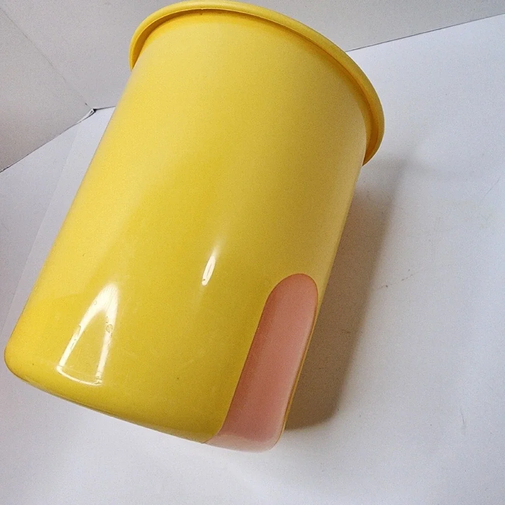 TUPPERWARE Yellow Round 8 Cup B Canister #2420D-1 One Touch Seal EUC